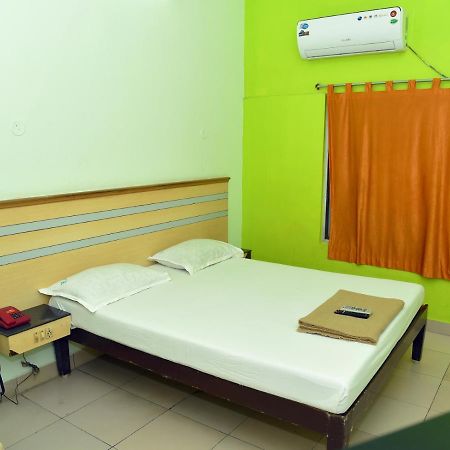 Hotel Aditya Пондичери Екстериор снимка