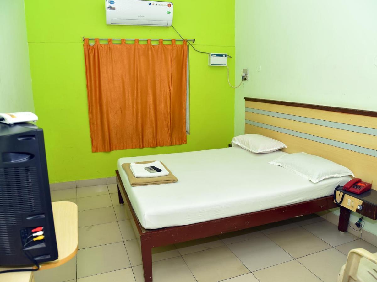 Hotel Aditya Пондичери Екстериор снимка