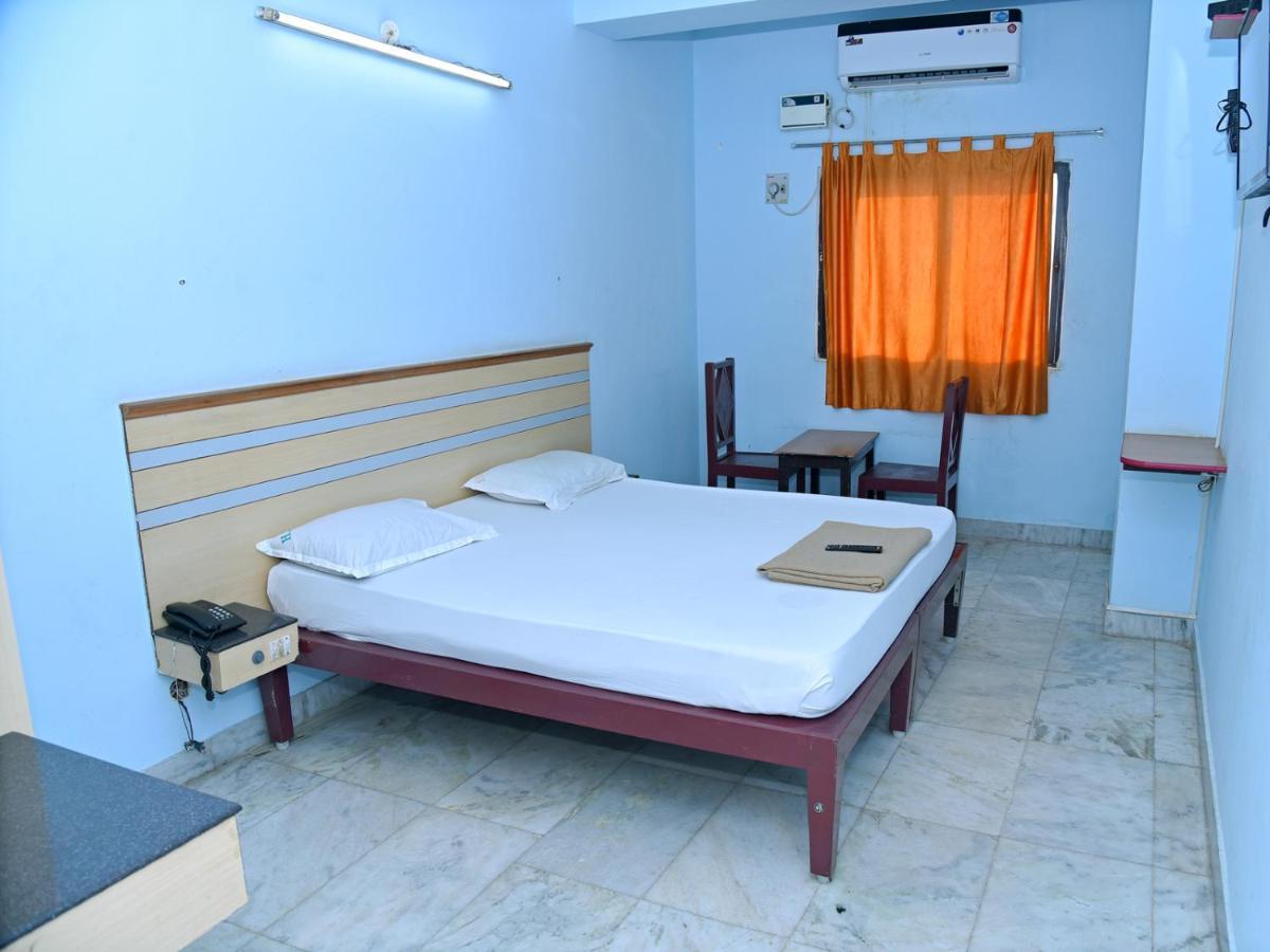 Hotel Aditya Пондичери Екстериор снимка