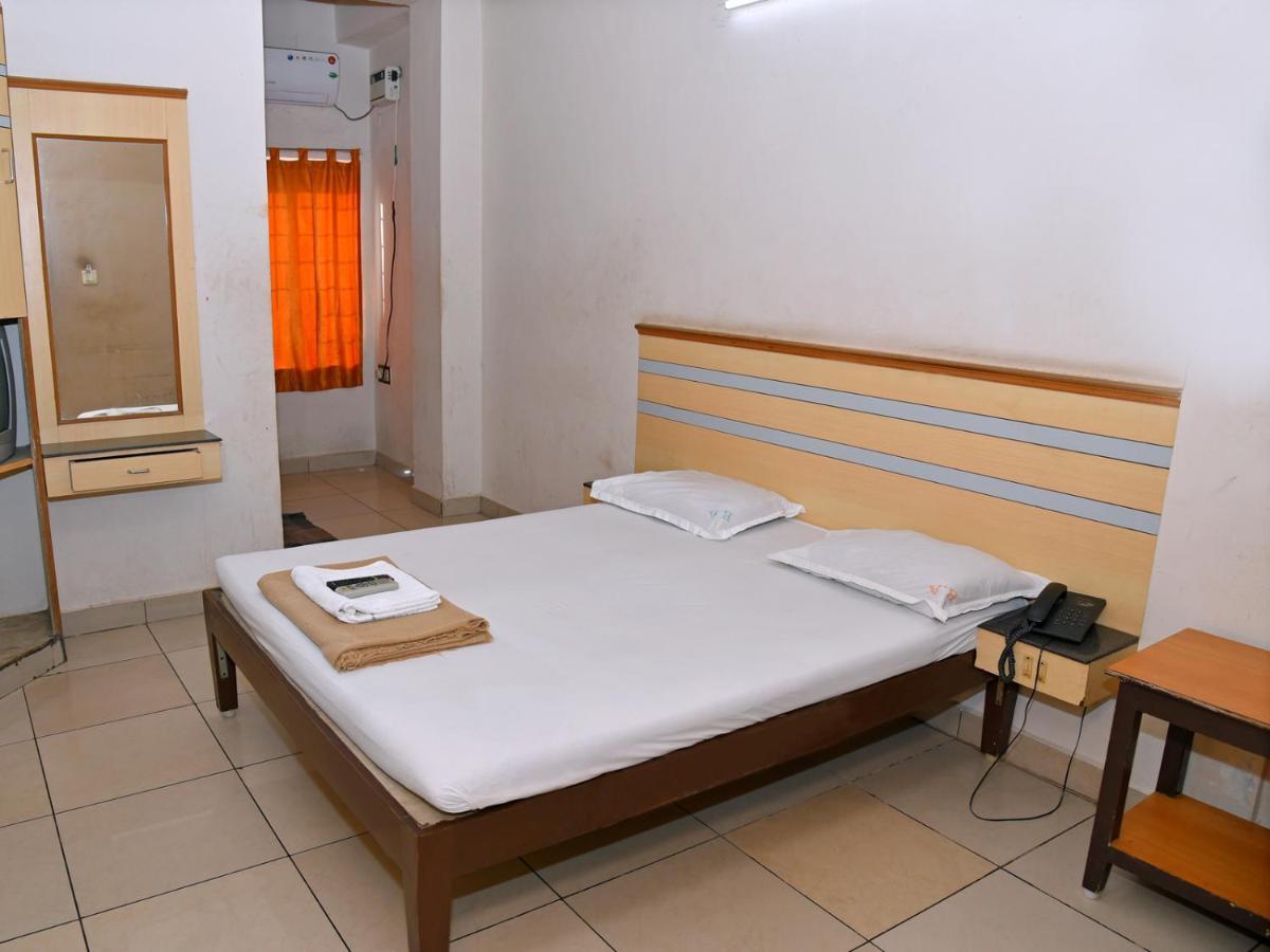 Hotel Aditya Пондичери Екстериор снимка