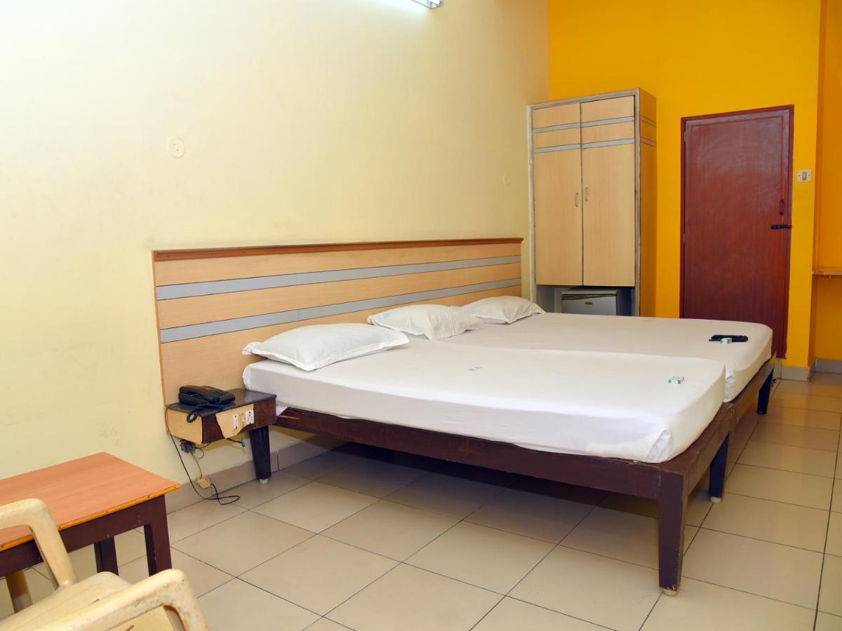 Hotel Aditya Пондичери Екстериор снимка