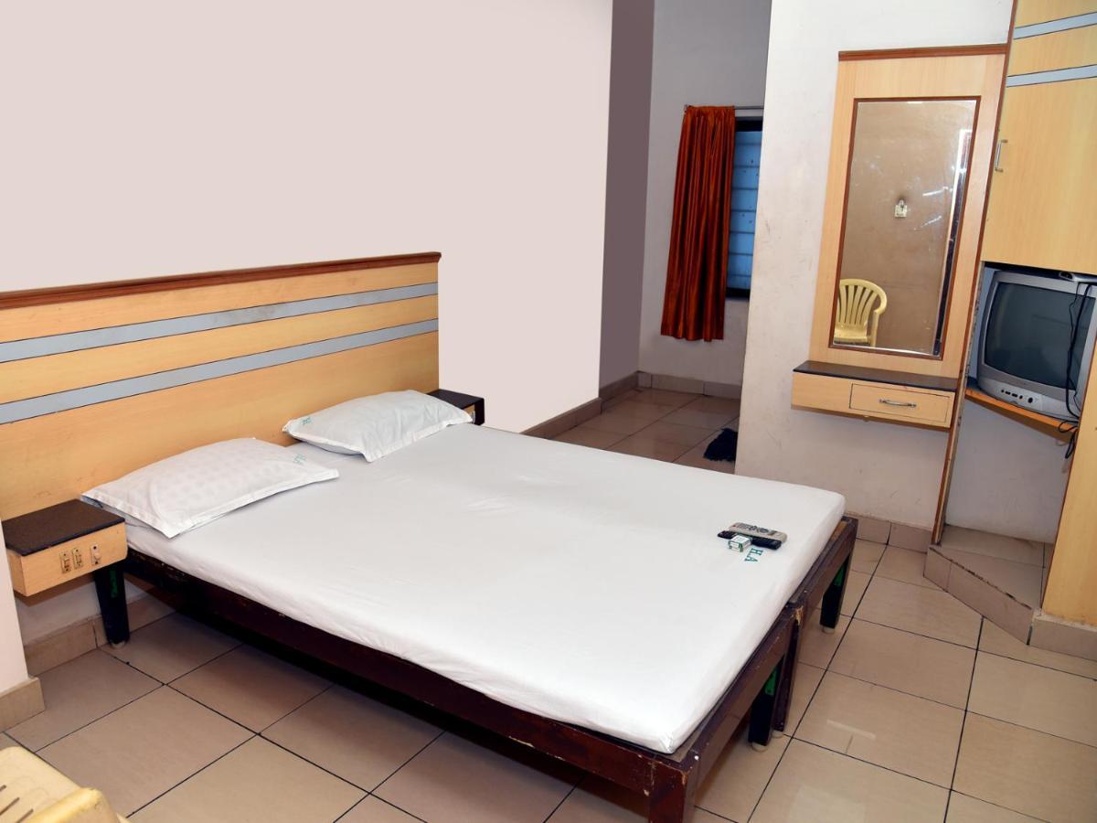 Hotel Aditya Пондичери Екстериор снимка