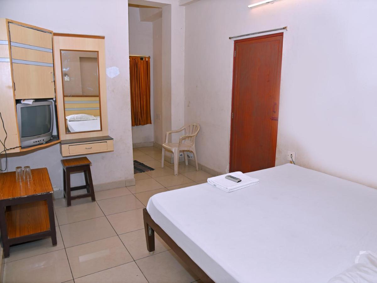 Hotel Aditya Пондичери Екстериор снимка